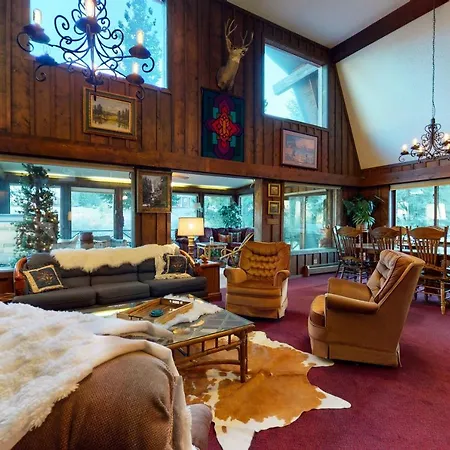 Gorgeous Riverfront Retreat
